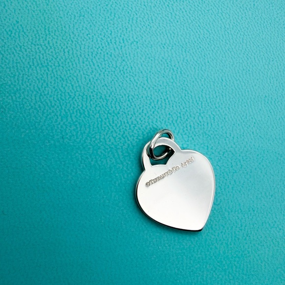 Tiffany & Co. please return to joy holiday 2024 charm pendant in sterling silver - Picture 5 of 5